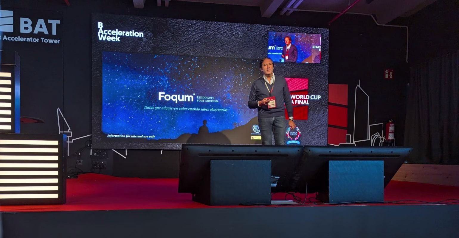 Jacobo haciendo el pitch de Foqum frente al jurado