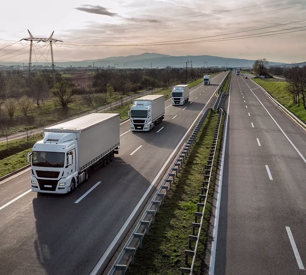 Autopista con camiones de transporte